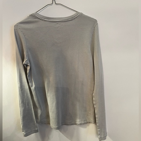 EDDIE BAUER GREY AND WHITE LONG SLEEVE V-NECK LADIES T-SHIRT - Picture 3 of 4